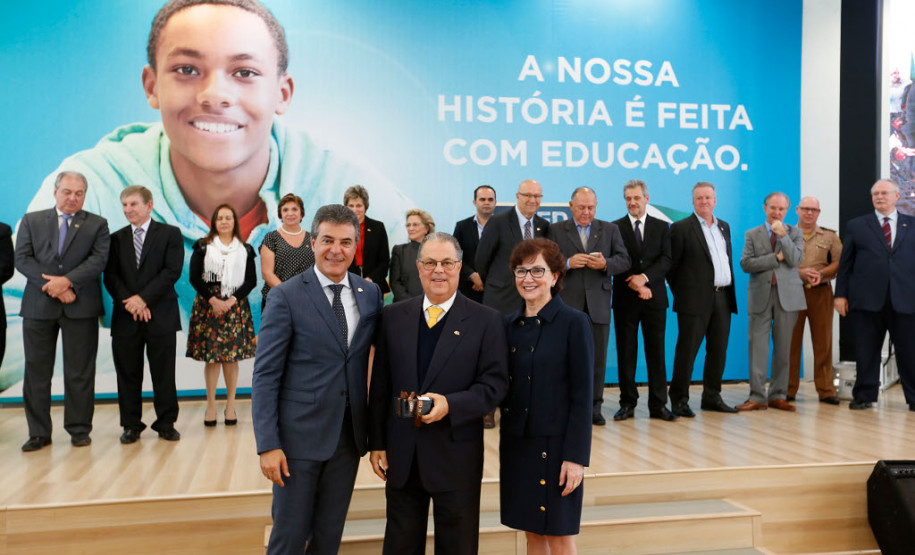 O Paraná comemora neste mês de maio os 70 anos da Secretaria de Estado da Educação. Nesta segunda-feira (15), em solenidade no Salão de Atos do Palácio Iguaçu, em Curitiba, o governador Beto Richa enalteceu o papel do órgão na gestão da área, na formação dos paranaenses e no desenvolvimento do Paraná. Junto com a secretária da Educação, professora Ana Seres, e de ex-secretários da pasta, Richa deu início às comemorações pela data.