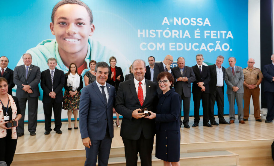 O Paraná comemora neste mês de maio os 70 anos da Secretaria de Estado da Educação. Nesta segunda-feira (15), em solenidade no Salão de Atos do Palácio Iguaçu, em Curitiba, o governador Beto Richa enalteceu o papel do órgão na gestão da área, na formação dos paranaenses e no desenvolvimento do Paraná. Junto com a secretária da Educação, professora Ana Seres, e de ex-secretários da pasta, Richa deu início às comemorações pela data.