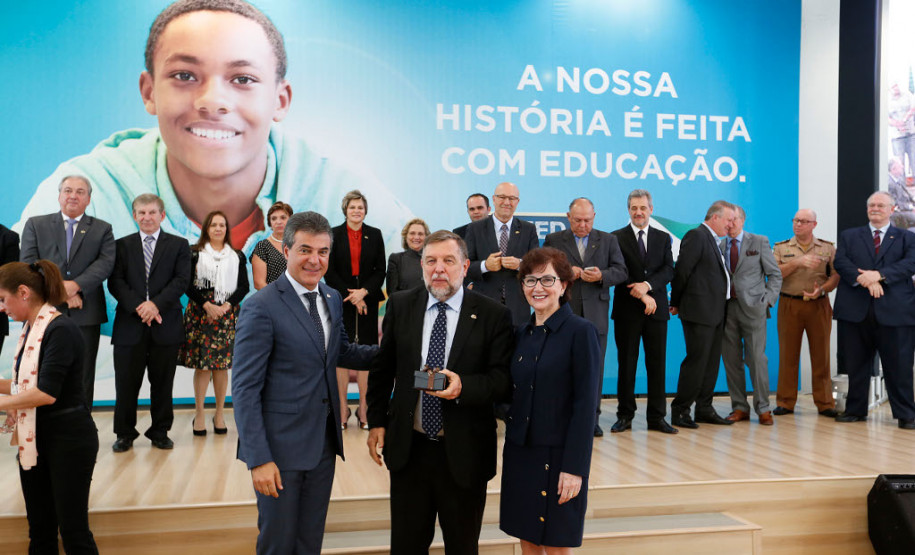 O Paraná comemora neste mês de maio os 70 anos da Secretaria de Estado da Educação. Nesta segunda-feira (15), em solenidade no Salão de Atos do Palácio Iguaçu, em Curitiba, o governador Beto Richa enalteceu o papel do órgão na gestão da área, na formação dos paranaenses e no desenvolvimento do Paraná. Junto com a secretária da Educação, professora Ana Seres, e de ex-secretários da pasta, Richa deu início às comemorações pela data.
