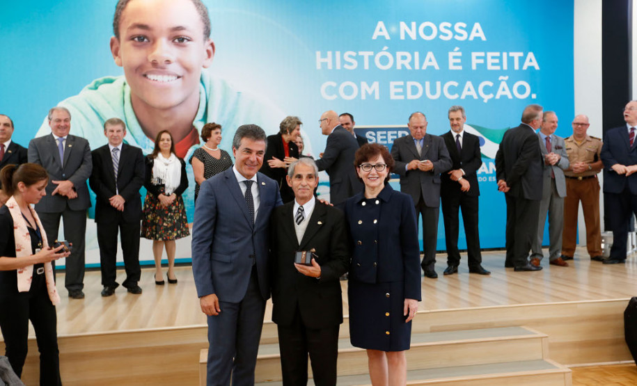 O Paraná comemora neste mês de maio os 70 anos da Secretaria de Estado da Educação. Nesta segunda-feira (15), em solenidade no Salão de Atos do Palácio Iguaçu, em Curitiba, o governador Beto Richa enalteceu o papel do órgão na gestão da área, na formação dos paranaenses e no desenvolvimento do Paraná. Junto com a secretária da Educação, professora Ana Seres, e de ex-secretários da pasta, Richa deu início às comemorações pela data.