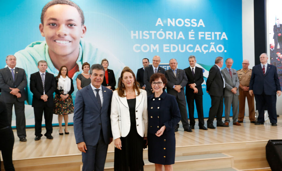 O Paraná comemora neste mês de maio os 70 anos da Secretaria de Estado da Educação. Nesta segunda-feira (15), em solenidade no Salão de Atos do Palácio Iguaçu, em Curitiba, o governador Beto Richa enalteceu o papel do órgão na gestão da área, na formação dos paranaenses e no desenvolvimento do Paraná. Junto com a secretária da Educação, professora Ana Seres, e de ex-secretários da pasta, Richa deu início às comemorações pela data.