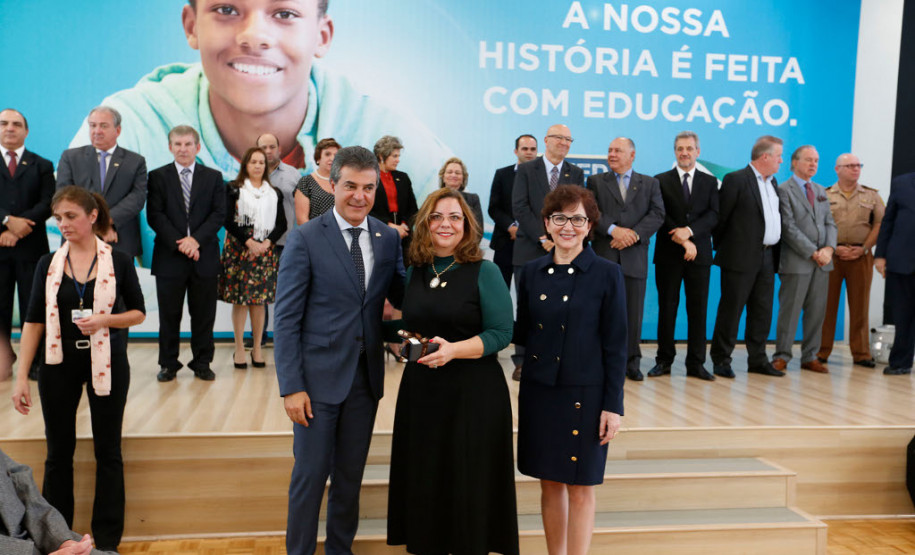 O Paraná comemora neste mês de maio os 70 anos da Secretaria de Estado da Educação. Nesta segunda-feira (15), em solenidade no Salão de Atos do Palácio Iguaçu, em Curitiba, o governador Beto Richa enalteceu o papel do órgão na gestão da área, na formação dos paranaenses e no desenvolvimento do Paraná. Junto com a secretária da Educação, professora Ana Seres, e de ex-secretários da pasta, Richa deu início às comemorações pela data.
