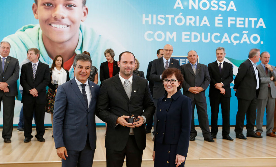 O Paraná comemora neste mês de maio os 70 anos da Secretaria de Estado da Educação. Nesta segunda-feira (15), em solenidade no Salão de Atos do Palácio Iguaçu, em Curitiba, o governador Beto Richa enalteceu o papel do órgão na gestão da área, na formação dos paranaenses e no desenvolvimento do Paraná. Junto com a secretária da Educação, professora Ana Seres, e de ex-secretários da pasta, Richa deu início às comemorações pela data.