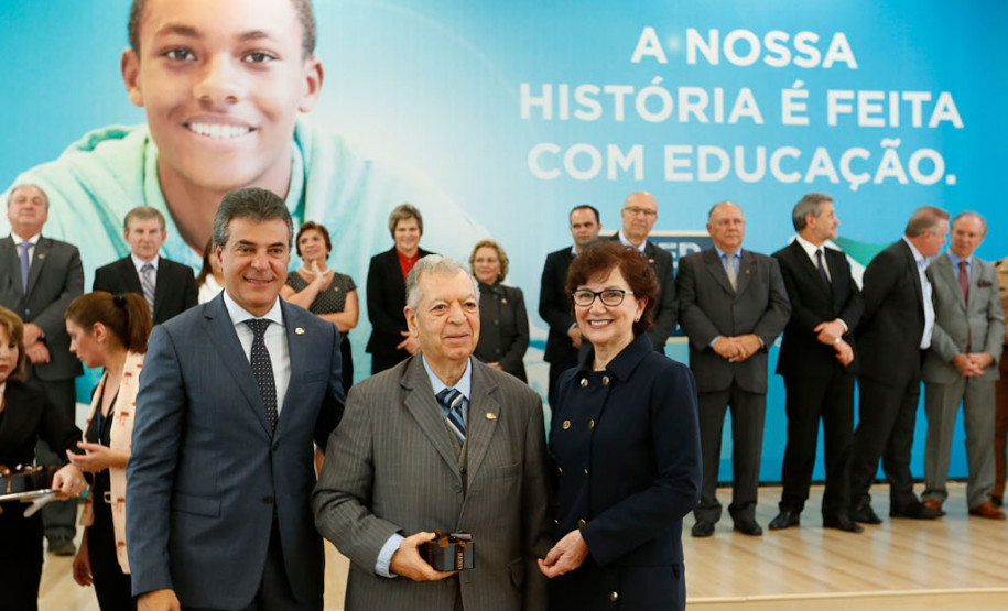 O Paraná comemora neste mês de maio os 70 anos da Secretaria de Estado da Educação. Nesta segunda-feira (15), em solenidade no Salão de Atos do Palácio Iguaçu, em Curitiba, o governador Beto Richa enalteceu o papel do órgão na gestão da área, na formação dos paranaenses e no desenvolvimento do Paraná. Junto com a secretária da Educação, professora Ana Seres, e de ex-secretários da pasta, Richa deu início às comemorações pela data.