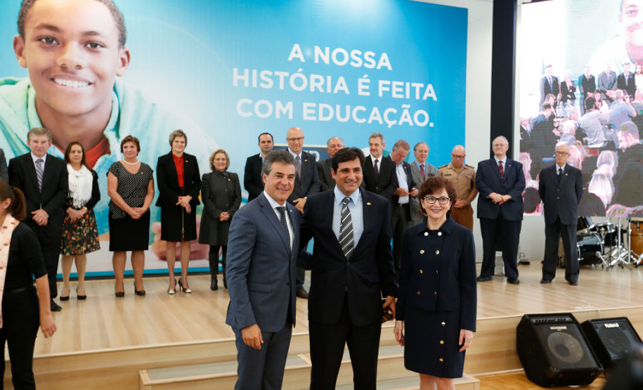 O Paraná comemora neste mês de maio os 70 anos da Secretaria de Estado da Educação. Nesta segunda-feira (15), em solenidade no Salão de Atos do Palácio Iguaçu, em Curitiba, o governador Beto Richa enalteceu o papel do órgão na gestão da área, na formação dos paranaenses e no desenvolvimento do Paraná. Junto com a secretária da Educação, professora Ana Seres, e de ex-secretários da pasta, Richa deu início às comemorações pela data.