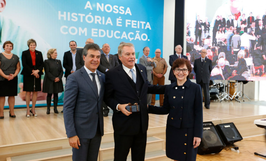 O Paraná comemora neste mês de maio os 70 anos da Secretaria de Estado da Educação. Nesta segunda-feira (15), em solenidade no Salão de Atos do Palácio Iguaçu, em Curitiba, o governador Beto Richa enalteceu o papel do órgão na gestão da área, na formação dos paranaenses e no desenvolvimento do Paraná. Junto com a secretária da Educação, professora Ana Seres, e de ex-secretários da pasta, Richa deu início às comemorações pela data.