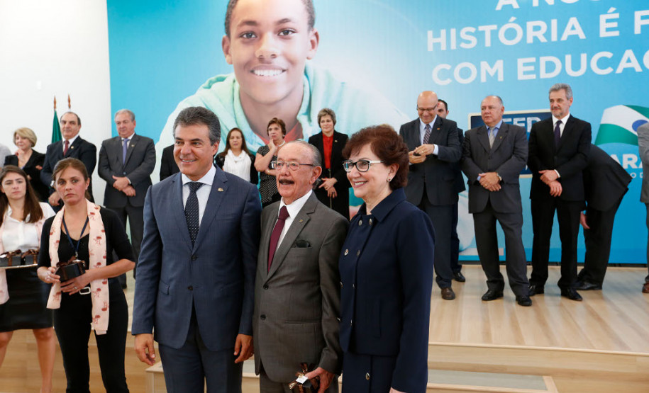 O Paraná comemora neste mês de maio os 70 anos da Secretaria de Estado da Educação. Nesta segunda-feira (15), em solenidade no Salão de Atos do Palácio Iguaçu, em Curitiba, o governador Beto Richa enalteceu o papel do órgão na gestão da área, na formação dos paranaenses e no desenvolvimento do Paraná. Junto com a secretária da Educação, professora Ana Seres, e de ex-secretários da pasta, Richa deu início às comemorações pela data.