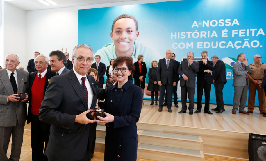 O Paraná comemora neste mês de maio os 70 anos da Secretaria de Estado da Educação. Nesta segunda-feira (15), em solenidade no Salão de Atos do Palácio Iguaçu, em Curitiba, o governador Beto Richa enalteceu o papel do órgão na gestão da área, na formação dos paranaenses e no desenvolvimento do Paraná. Junto com a secretária da Educação, professora Ana Seres, e de ex-secretários da pasta, Richa deu início às comemorações pela data.