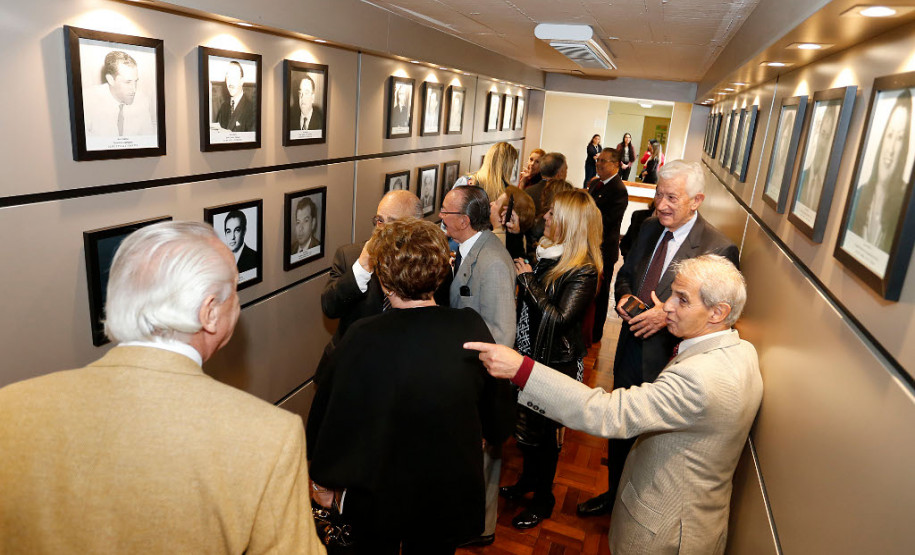 A Secretaria da Educação (SEED) inaugurou nesta terça-feira (16), em Curitiba, o Centro de Documentação, Pesquisa e Informação Técnica (CDPIT). O espaço, localizado na sede na Secretaria, no bairro Vila Izabel, contém cerca de sete mil produções científicas que documentam parte da história da educação pública no Paraná. O centro terá como funções preservar e divulgar as produções científicas da pasta e também promover pesquisas educacionais junto à comunidade acadêmica.