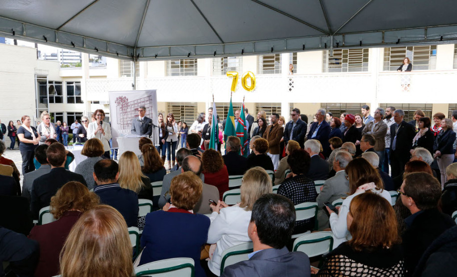 A Secretaria da Educação (SEED) inaugurou nesta terça-feira (16), em Curitiba, o Centro de Documentação, Pesquisa e Informação Técnica (CDPIT). O espaço, localizado na sede na Secretaria, no bairro Vila Izabel, contém cerca de sete mil produções científicas que documentam parte da história da educação pública no Paraná. O centro terá como funções preservar e divulgar as produções científicas da pasta e também promover pesquisas educacionais junto à comunidade acadêmica.