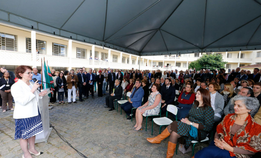 A Secretaria da Educação (SEED) inaugurou nesta terça-feira (16), em Curitiba, o Centro de Documentação, Pesquisa e Informação Técnica (CDPIT). O espaço, localizado na sede na Secretaria, no bairro Vila Izabel, contém cerca de sete mil produções científicas que documentam parte da história da educação pública no Paraná. O centro terá como funções preservar e divulgar as produções científicas da pasta e também promover pesquisas educacionais junto à comunidade acadêmica.