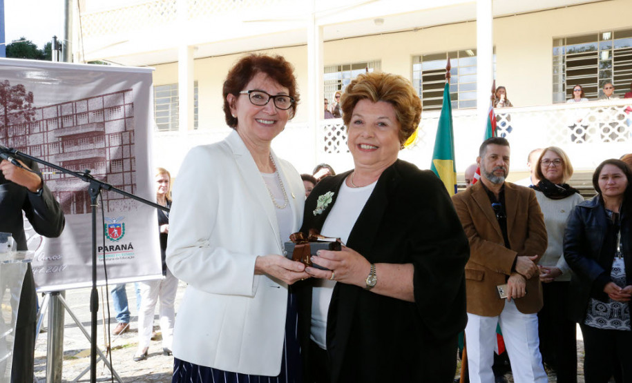 A Secretaria da Educação (SEED) inaugurou nesta terça-feira (16), em Curitiba, o Centro de Documentação, Pesquisa e Informação Técnica (CDPIT). O espaço, localizado na sede na Secretaria, no bairro Vila Izabel, contém cerca de sete mil produções científicas que documentam parte da história da educação pública no Paraná. O centro terá como funções preservar e divulgar as produções científicas da pasta e também promover pesquisas educacionais junto à comunidade acadêmica.