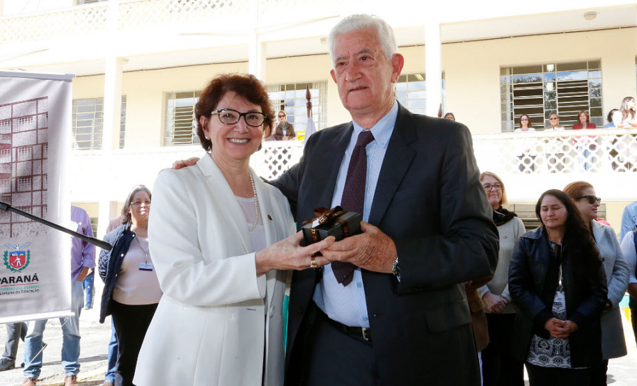 A Secretaria da Educação (SEED) inaugurou nesta terça-feira (16), em Curitiba, o Centro de Documentação, Pesquisa e Informação Técnica (CDPIT). O espaço, localizado na sede na Secretaria, no bairro Vila Izabel, contém cerca de sete mil produções científicas que documentam parte da história da educação pública no Paraná. O centro terá como funções preservar e divulgar as produções científicas da pasta e também promover pesquisas educacionais junto à comunidade acadêmica.