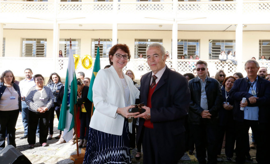 A Secretaria da Educação (SEED) inaugurou nesta terça-feira (16), em Curitiba, o Centro de Documentação, Pesquisa e Informação Técnica (CDPIT). O espaço, localizado na sede na Secretaria, no bairro Vila Izabel, contém cerca de sete mil produções científicas que documentam parte da história da educação pública no Paraná. O centro terá como funções preservar e divulgar as produções científicas da pasta e também promover pesquisas educacionais junto à comunidade acadêmica.