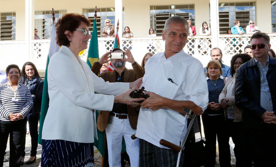 A Secretaria da Educação (SEED) inaugurou nesta terça-feira (16), em Curitiba, o Centro de Documentação, Pesquisa e Informação Técnica (CDPIT). O espaço, localizado na sede na Secretaria, no bairro Vila Izabel, contém cerca de sete mil produções científicas que documentam parte da história da educação pública no Paraná. O centro terá como funções preservar e divulgar as produções científicas da pasta e também promover pesquisas educacionais junto à comunidade acadêmica.
