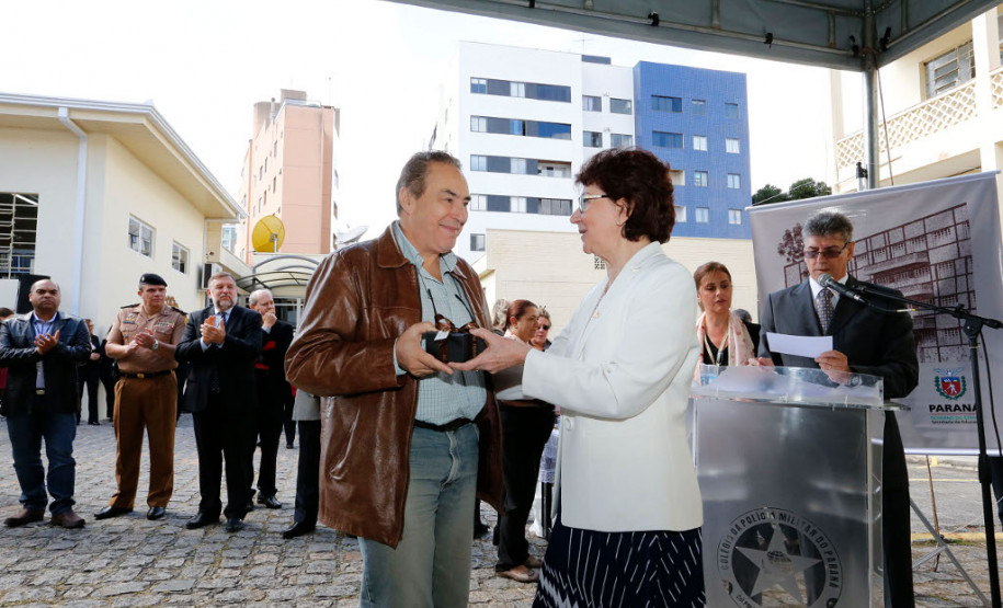 A Secretaria da Educação (SEED) inaugurou nesta terça-feira (16), em Curitiba, o Centro de Documentação, Pesquisa e Informação Técnica (CDPIT). O espaço, localizado na sede na Secretaria, no bairro Vila Izabel, contém cerca de sete mil produções científicas que documentam parte da história da educação pública no Paraná. O centro terá como funções preservar e divulgar as produções científicas da pasta e também promover pesquisas educacionais junto à comunidade acadêmica.