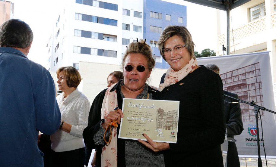 A Secretaria da Educação (SEED) inaugurou nesta terça-feira (16), em Curitiba, o Centro de Documentação, Pesquisa e Informação Técnica (CDPIT). O espaço, localizado na sede na Secretaria, no bairro Vila Izabel, contém cerca de sete mil produções científicas que documentam parte da história da educação pública no Paraná. O centro terá como funções preservar e divulgar as produções científicas da pasta e também promover pesquisas educacionais junto à comunidade acadêmica.