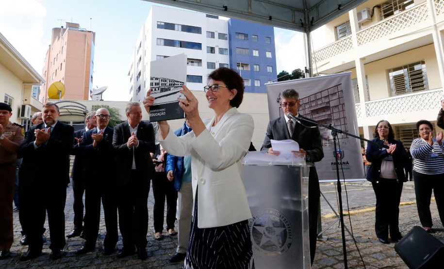 A Secretaria da Educação (SEED) inaugurou nesta terça-feira (16), em Curitiba, o Centro de Documentação, Pesquisa e Informação Técnica (CDPIT). O espaço, localizado na sede na Secretaria, no bairro Vila Izabel, contém cerca de sete mil produções científicas que documentam parte da história da educação pública no Paraná. O centro terá como funções preservar e divulgar as produções científicas da pasta e também promover pesquisas educacionais junto à comunidade acadêmica.