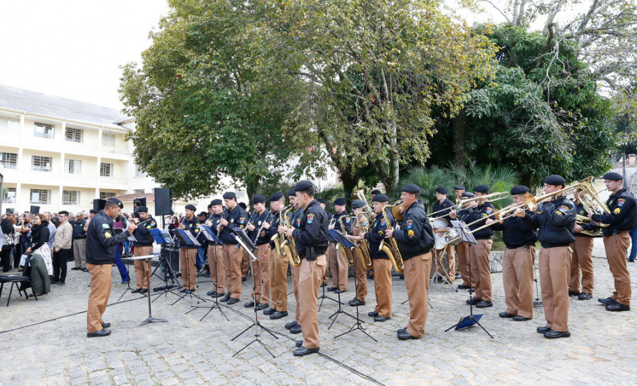 A Secretaria da Educação (SEED) inaugurou nesta terça-feira (16), em Curitiba, o Centro de Documentação, Pesquisa e Informação Técnica (CDPIT). O espaço, localizado na sede na Secretaria, no bairro Vila Izabel, contém cerca de sete mil produções científicas que documentam parte da história da educação pública no Paraná. O centro terá como funções preservar e divulgar as produções científicas da pasta e também promover pesquisas educacionais junto à comunidade acadêmica.