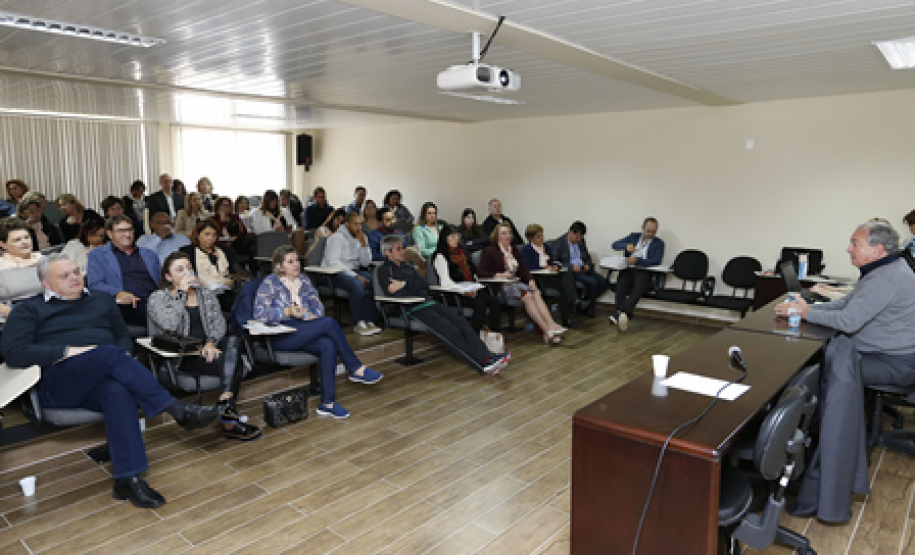 Os 32 chefes dos Núcleos Regionais da Educação estão reunidos em Curitiba nesta segunda e terça-feira (dias 15 e 16) para as comemorações dos setenta anos da Secretaria de Estado da Educação e reuniões de trabalho com a equipe da SEED sobre a Semana Pedagógica, Formação em Ação e questões de infraestrutura, entre outros temas administrativos.