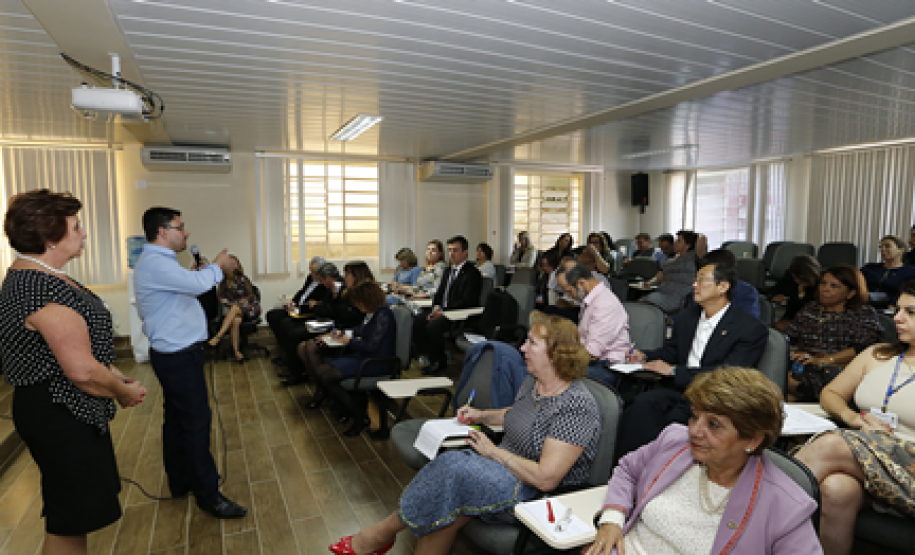 Os 32 chefes dos Núcleos Regionais da Educação estão reunidos em Curitiba nesta segunda e terça-feira (dias 15 e 16) para as comemorações dos setenta anos da Secretaria de Estado da Educação e reuniões de trabalho com a equipe da SEED sobre a Semana Pedagógica, Formação em Ação e questões de infraestrutura, entre outros temas administrativos.