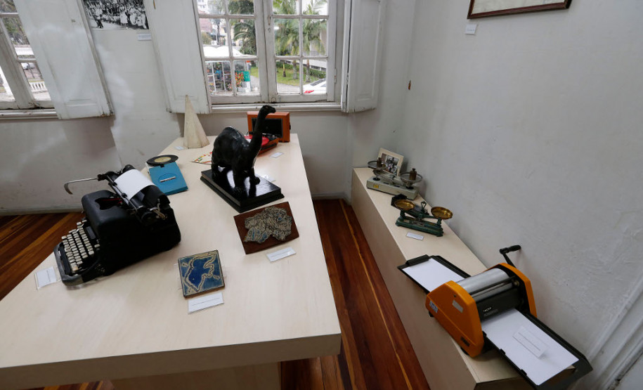 O museu também organizou uma exposição com arquivos, fotografias, livros, quadros e mobiliários escolares que mostram a evolução da educação pública no Estado. A mostra é aberta para a comunidade.