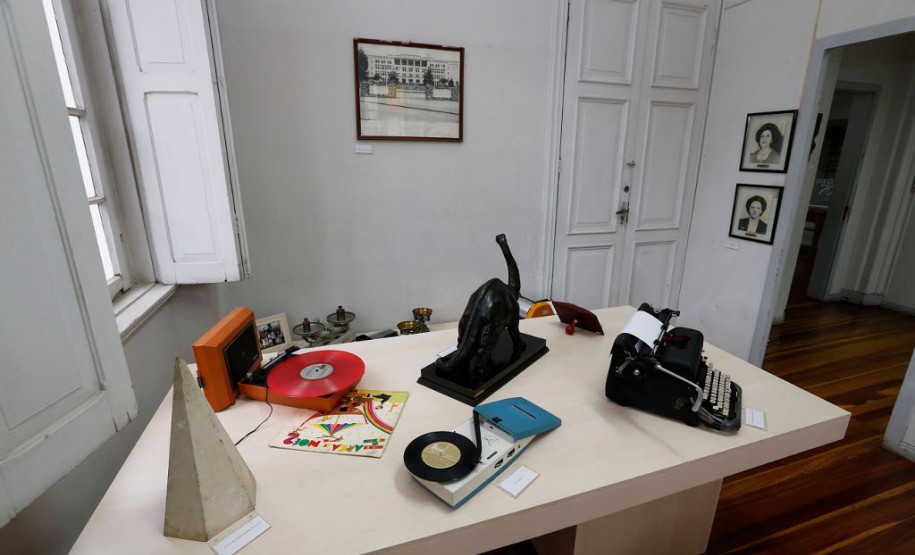 O museu também organizou uma exposição com arquivos, fotografias, livros, quadros e mobiliários escolares que mostram a evolução da educação pública no Estado. A mostra é aberta para a comunidade.