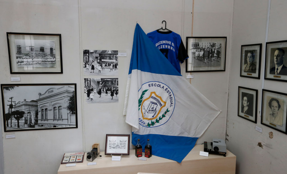 O museu também organizou uma exposição com arquivos, fotografias, livros, quadros e mobiliários escolares que mostram a evolução da educação pública no Estado. A mostra é aberta para a comunidade.