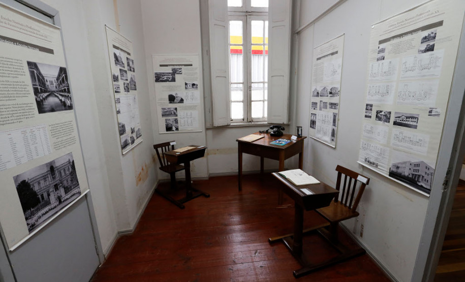 O museu também organizou uma exposição com arquivos, fotografias, livros, quadros e mobiliários escolares que mostram a evolução da educação pública no Estado. A mostra é aberta para a comunidade.