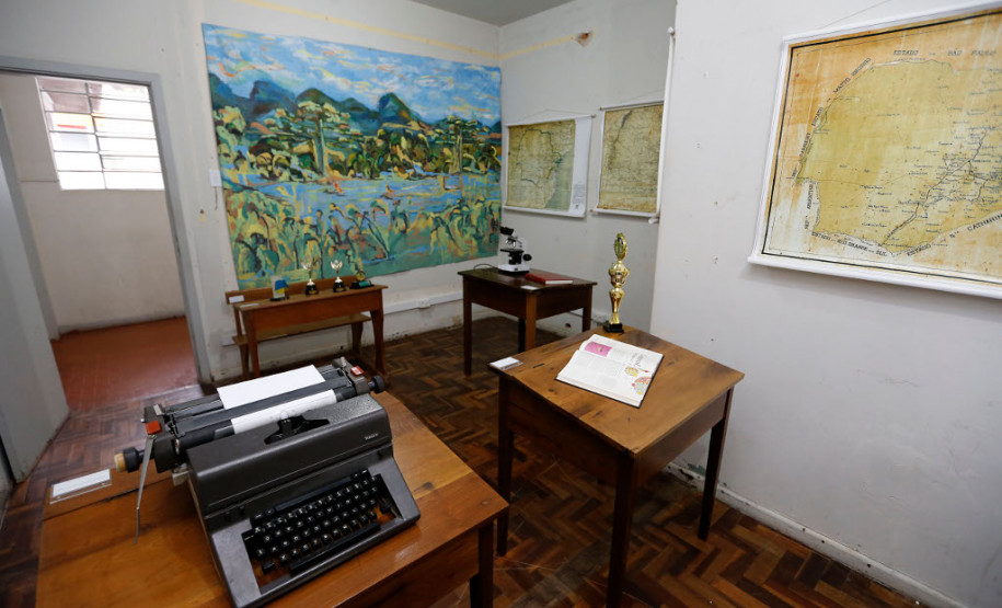 O museu também organizou uma exposição com arquivos, fotografias, livros, quadros e mobiliários escolares que mostram a evolução da educação pública no Estado. A mostra é aberta para a comunidade.