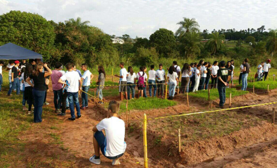O “Dia do Campo” reuniu mais de 400 estudantes de escolas da rede estadual, municipal e particular da região que conheceram os projetos e atividades desenvolvidas na escola