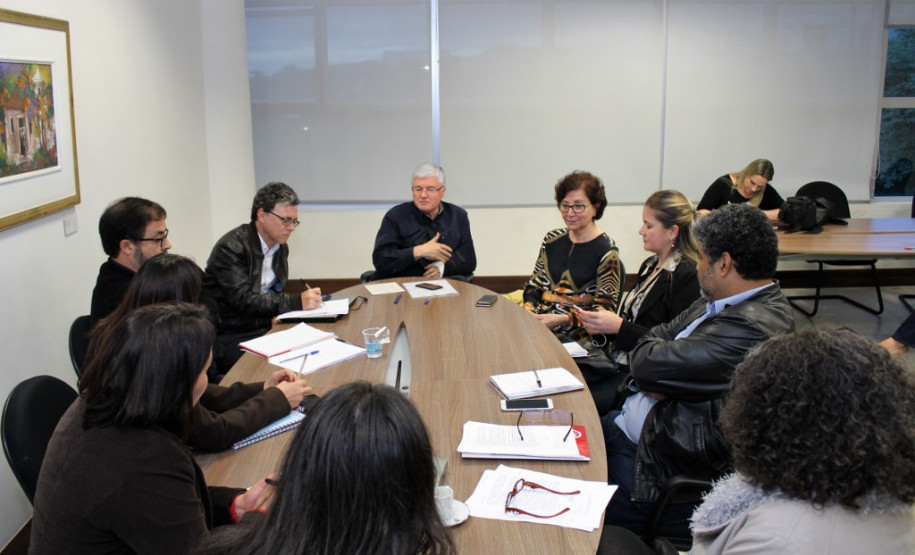 O chefe da Casa Civil, Valdir Rossoni, e a secretária de Estado da Educação, professora Ana Seres, receberam a direção do sindicato dos professores da rede estadual de ensino na tarde desta segunda-feira (22), no Palácio Iguaçu, para mais um debate sobre a pauta de reivindicações da categoria.