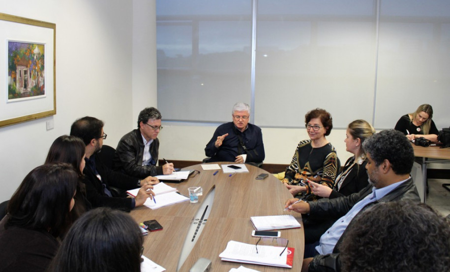 O chefe da Casa Civil, Valdir Rossoni, e a secretária de Estado da Educação, professora Ana Seres, receberam a direção do sindicato dos professores da rede estadual de ensino na tarde desta segunda-feira (22), no Palácio Iguaçu, para mais um debate sobre a pauta de reivindicações da categoria.
