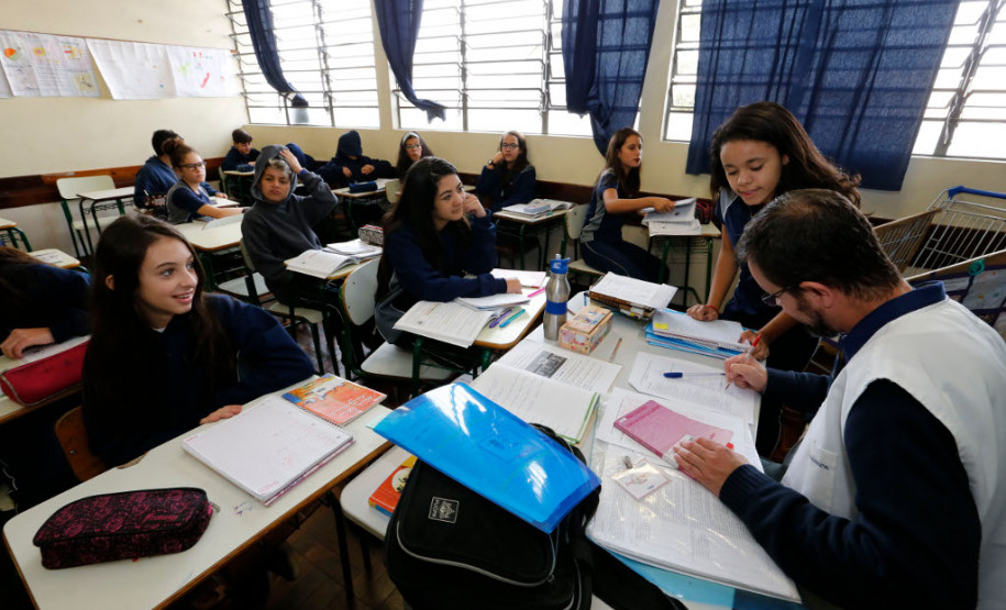 O projeto, desenvolvido desde o início deste ano letivo pelo professor de Língua Portuguesa Anderson Marcelo da Silva, segue um cronograma elaborado pelas bibliotecárias da escola, que selecionam os livros de acordo com as séries e conteúdos trabalhados na disciplina. “Com o carrinho em sala eu ganho mais tempo para a aula porque os alunos não precisam se deslocar até a biblioteca. Assim consigo supervisionar e orientar melhor o empréstimo”, contou Silva.