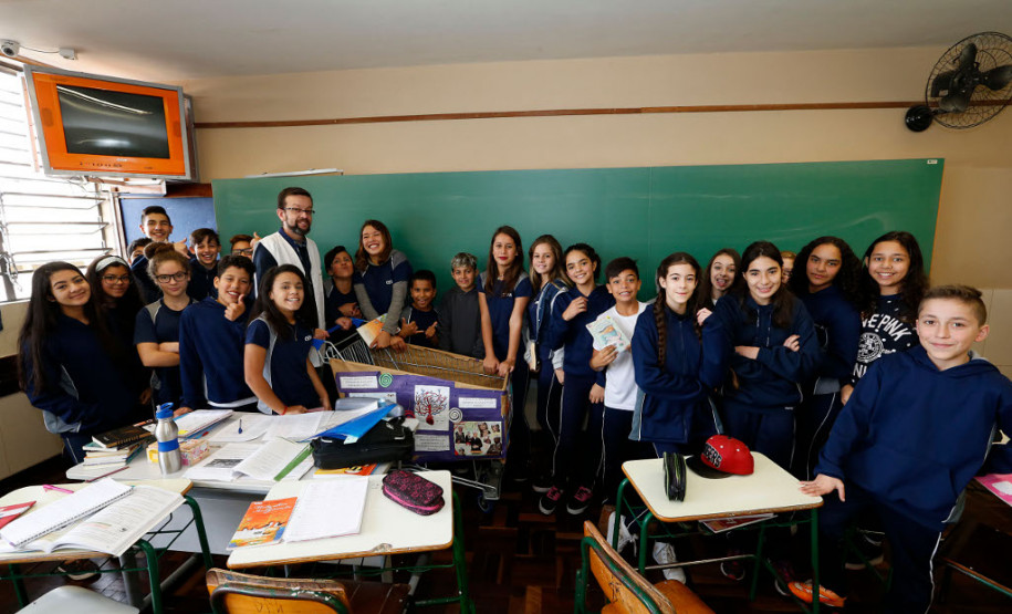 O Colégio Estadual São Paulo Apóstolo, em Curitiba, tem utilizado com sucesso uma nova ferramenta para incentivar o hábito da leitura nos estudantes do ensino fundamental. O projeto Carrinhoteca funciona como uma biblioteca itinerante. Os livros são levados para a sala de aula, o que facilita o acesso dos alunos aos acervos selecionados previamente pelos professores e bibliotecários.