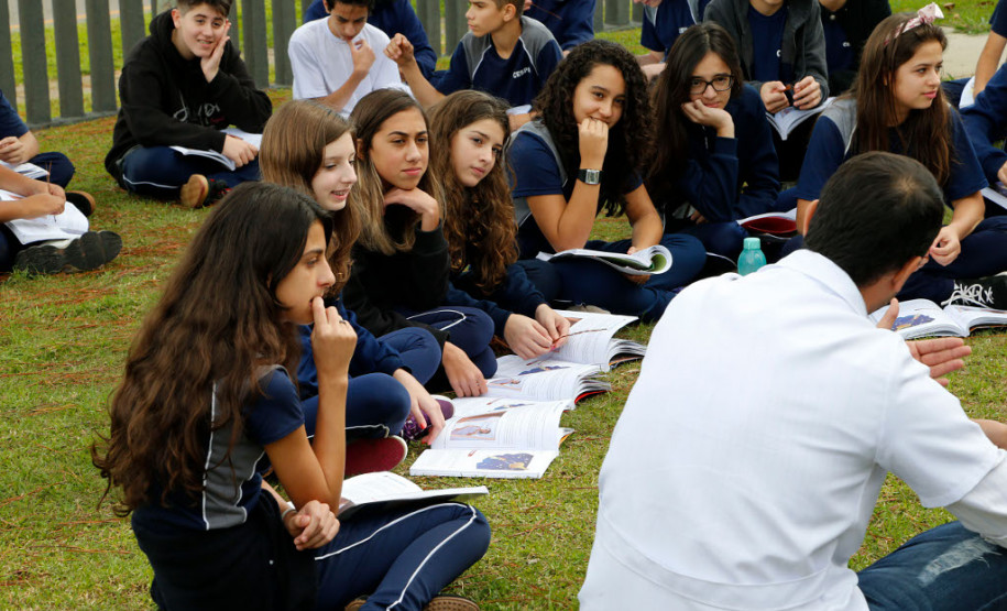 As aulas de Língua Portuguesa no Colégio São Paulo Apóstolo são dinâmicas e diversificadas. Além das leituras em sala de aula, individuais ou em grupo, os estudantes leem no pátio, na própria biblioteca ou em casa. Mas há regras. “Eles estão lendo mais porque, além do incentivo da leitura recreativa, há a disciplina com o feedback sobre o que eles precisam fazer, a cada 15 dias, sobre o livro que estão lendo no momento”, contou o professor.