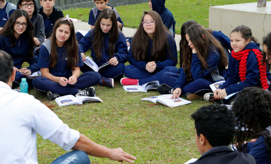 As aulas de Língua Portuguesa no Colégio São Paulo Apóstolo são dinâmicas e diversificadas. Além das leituras em sala de aula, individuais ou em grupo, os estudantes leem no pátio, na própria biblioteca ou em casa. Mas há regras. “Eles estão lendo mais porque, além do incentivo da leitura recreativa, há a disciplina com o feedback sobre o que eles precisam fazer, a cada 15 dias, sobre o livro que estão lendo no momento”, contou o professor.