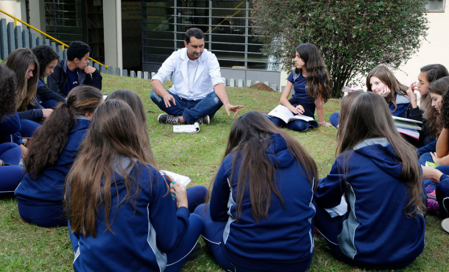 As aulas de Língua Portuguesa no Colégio São Paulo Apóstolo são dinâmicas e diversificadas. Além das leituras em sala de aula, individuais ou em grupo, os estudantes leem no pátio, na própria biblioteca ou em casa. Mas há regras. “Eles estão lendo mais porque, além do incentivo da leitura recreativa, há a disciplina com o feedback sobre o que eles precisam fazer, a cada 15 dias, sobre o livro que estão lendo no momento”, contou o professor.