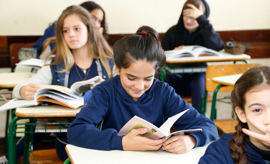 O Colégio Estadual São Paulo Apóstolo, em Curitiba, tem utilizado com sucesso uma nova ferramenta para incentivar o hábito da leitura nos estudantes do ensino fundamental. O projeto Carrinhoteca funciona como uma biblioteca itinerante. Os livros são levados para a sala de aula, o que facilita o acesso dos alunos aos acervos selecionados previamente pelos professores e bibliotecários.