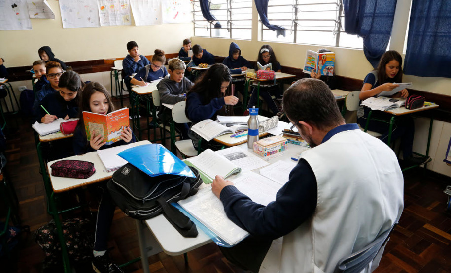 O Colégio Estadual São Paulo Apóstolo, em Curitiba, tem utilizado com sucesso uma nova ferramenta para incentivar o hábito da leitura nos estudantes do ensino fundamental. O projeto Carrinhoteca funciona como uma biblioteca itinerante. Os livros são levados para a sala de aula, o que facilita o acesso dos alunos aos acervos selecionados previamente pelos professores e bibliotecários.