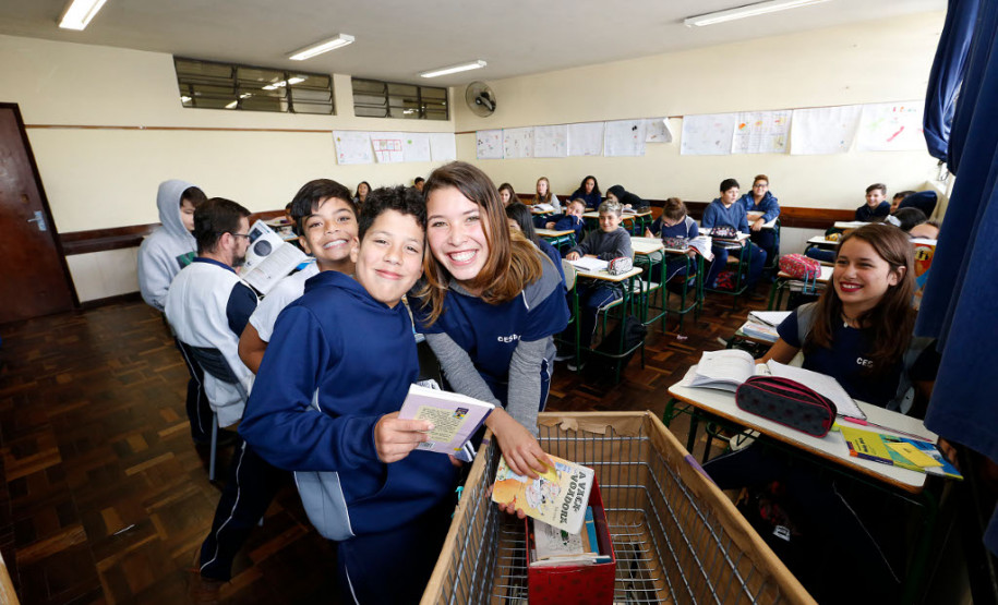 O Colégio Estadual São Paulo Apóstolo, em Curitiba, tem utilizado com sucesso uma nova ferramenta para incentivar o hábito da leitura nos estudantes do ensino fundamental. O projeto Carrinhoteca funciona como uma biblioteca itinerante. Os livros são levados para a sala de aula, o que facilita o acesso dos alunos aos acervos selecionados previamente pelos professores e bibliotecários.