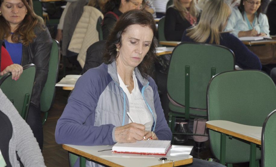Aproximadamente 80 técnicos pedagógicos que atuam na área da educação especial e coordenadores pedagógicos da educação básica dos 32 Núcleos Regionais de Educação (NRE), técnicos dos Centros de Apoio Pedagógico (CAP) a estudantes e professores na área da deficiência visual e do Centro Estadual de Avaliação e Orientação Pedagógica (CEAOP) participam nesta quinta-feira (25) e sexta-feira (26), em Curitiba, do curso de formação estratégica na área da educação especial.