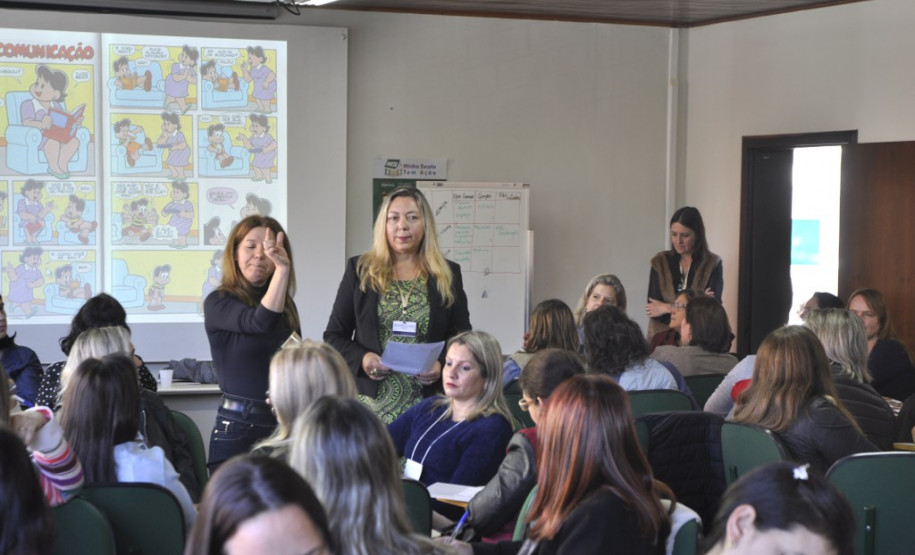 Aproximadamente 80 técnicos pedagógicos que atuam na área da educação especial e coordenadores pedagógicos da educação básica dos 32 Núcleos Regionais de Educação (NRE), técnicos dos Centros de Apoio Pedagógico (CAP) a estudantes e professores na área da deficiência visual e do Centro Estadual de Avaliação e Orientação Pedagógica (CEAOP) participam nesta quinta-feira (25) e sexta-feira (26), em Curitiba, do curso de formação estratégica na área da educação especial.