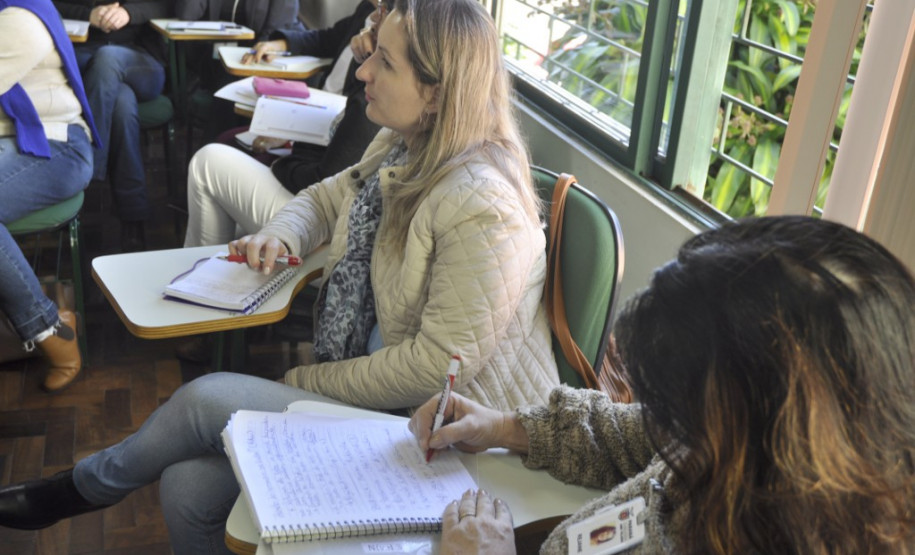 Aproximadamente 80 técnicos pedagógicos que atuam na área da educação especial e coordenadores pedagógicos da educação básica dos 32 Núcleos Regionais de Educação (NRE), técnicos dos Centros de Apoio Pedagógico (CAP) a estudantes e professores na área da deficiência visual e do Centro Estadual de Avaliação e Orientação Pedagógica (CEAOP) participam nesta quinta-feira (25) e sexta-feira (26), em Curitiba, do curso de formação estratégica na área da educação especial.