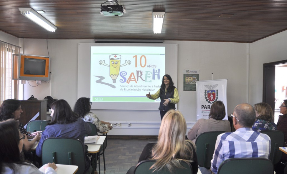 O serviço de atendimento escolar a estudantes hospitalizados no Paraná completou dez anos nesta quinta-feira (25). A oferta é feita pelo Governo do Paraná, por meio da Secretaria de Estado da Educação, em parceria com instituições hospitalares conveniadas. O atendimento também é realizado nas residências dos estudantes após período de internamento, até que o aluno possa retornar à rotina escolar.