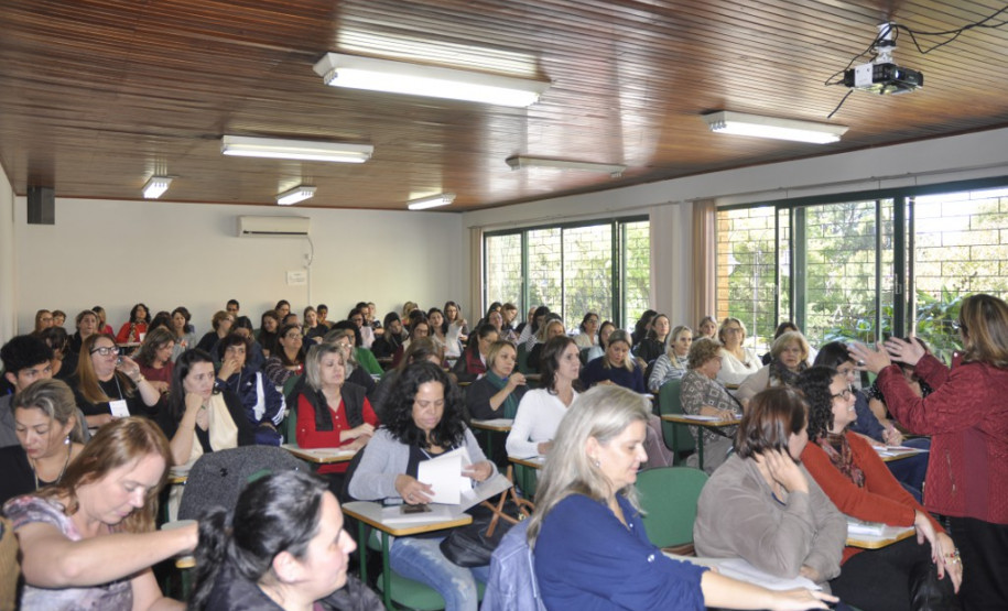 O serviço de atendimento escolar a estudantes hospitalizados no Paraná completou dez anos nesta quinta-feira (25). A oferta é feita pelo Governo do Paraná, por meio da Secretaria de Estado da Educação, em parceria com instituições hospitalares conveniadas. O atendimento também é realizado nas residências dos estudantes após período de internamento, até que o aluno possa retornar à rotina escolar.
