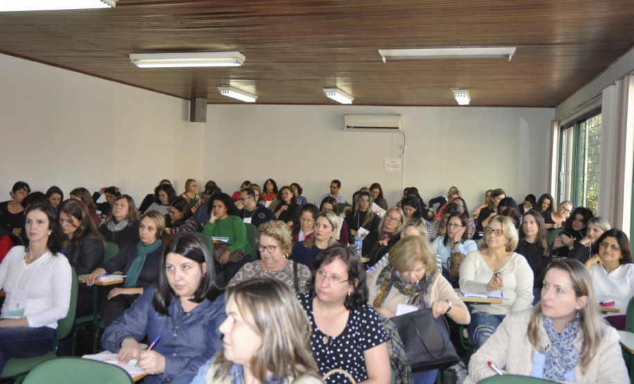 O serviço de atendimento escolar a estudantes hospitalizados no Paraná completou dez anos nesta quinta-feira (25). A oferta é feita pelo Governo do Paraná, por meio da Secretaria de Estado da Educação, em parceria com instituições hospitalares conveniadas. O atendimento também é realizado nas residências dos estudantes após período de internamento, até que o aluno possa retornar à rotina escolar.