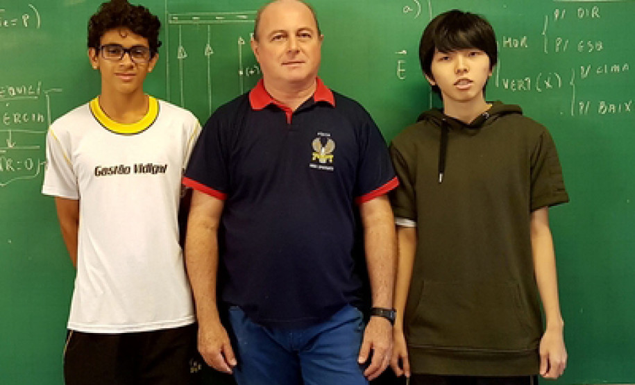 Os estudantes João Pedro Gomes Santana, 15 anos, do 2° ano do ensino médio, e seu colega Thiago Fernando Kawakami, 16 anos, conquistaram uma medalha de ouro e uma de prata, respectivamente, na classificação estadual da 5° edição da Olimpíada Brasileira de Física das Escolas Públicas (OBFEP). Ambos alunos são estudantes do 3° ano do ensino médio do Colégio Estadual Doutor Gastão Vidigal, de Maringá, no Noroeste do Estado.