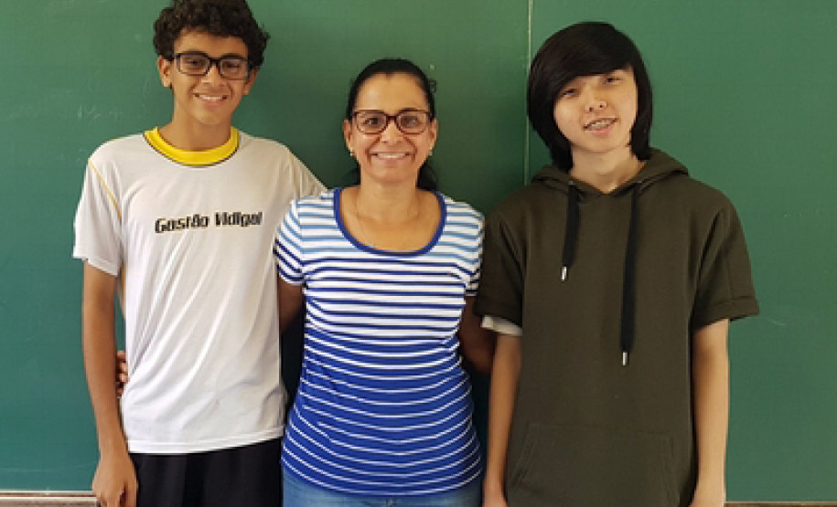 Os estudantes João Pedro Gomes Santana, 15 anos, do 2° ano do ensino médio, e seu colega Thiago Fernando Kawakami, 16 anos, conquistaram uma medalha de ouro e uma de prata, respectivamente, na classificação estadual da 5° edição da Olimpíada Brasileira de Física das Escolas Públicas (OBFEP). Ambos alunos são estudantes do 3° ano do ensino médio do Colégio Estadual Doutor Gastão Vidigal, de Maringá, no Noroeste do Estado.