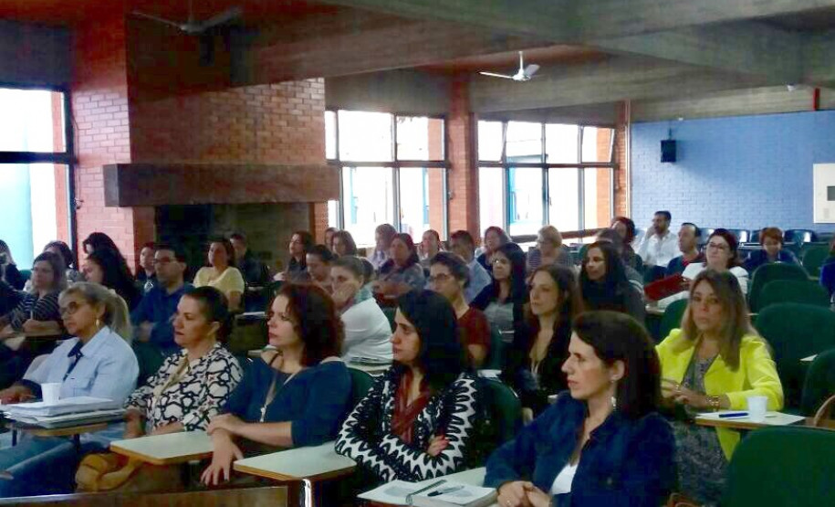 Aproximadamente 70 técnicos que atuam nos setores de estrutura e funcionamento e documentação escolar dos 32 Núcleos Regionais de Educação (NRE) e da Secretaria de Estado da Educação (SEED) encerraram nessa sexta-feira (26), em Curitiba, o curso de formação estratégica continuada referente à legislação escolar.